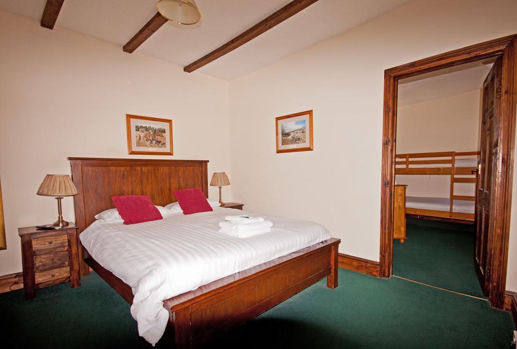 The White Hart Hotel Menheniot Room photo